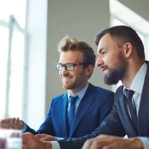 dois-empresarios-sentados-em-uma-mesa-participando-de-uma-reuniao-da-empresa